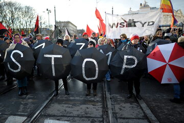 Uczestnicy marszu Antify pod hasłem "Za wolność naszą i waszą" zbierają się na pl. Politechniki w Warszawie w Święto Niepodległości