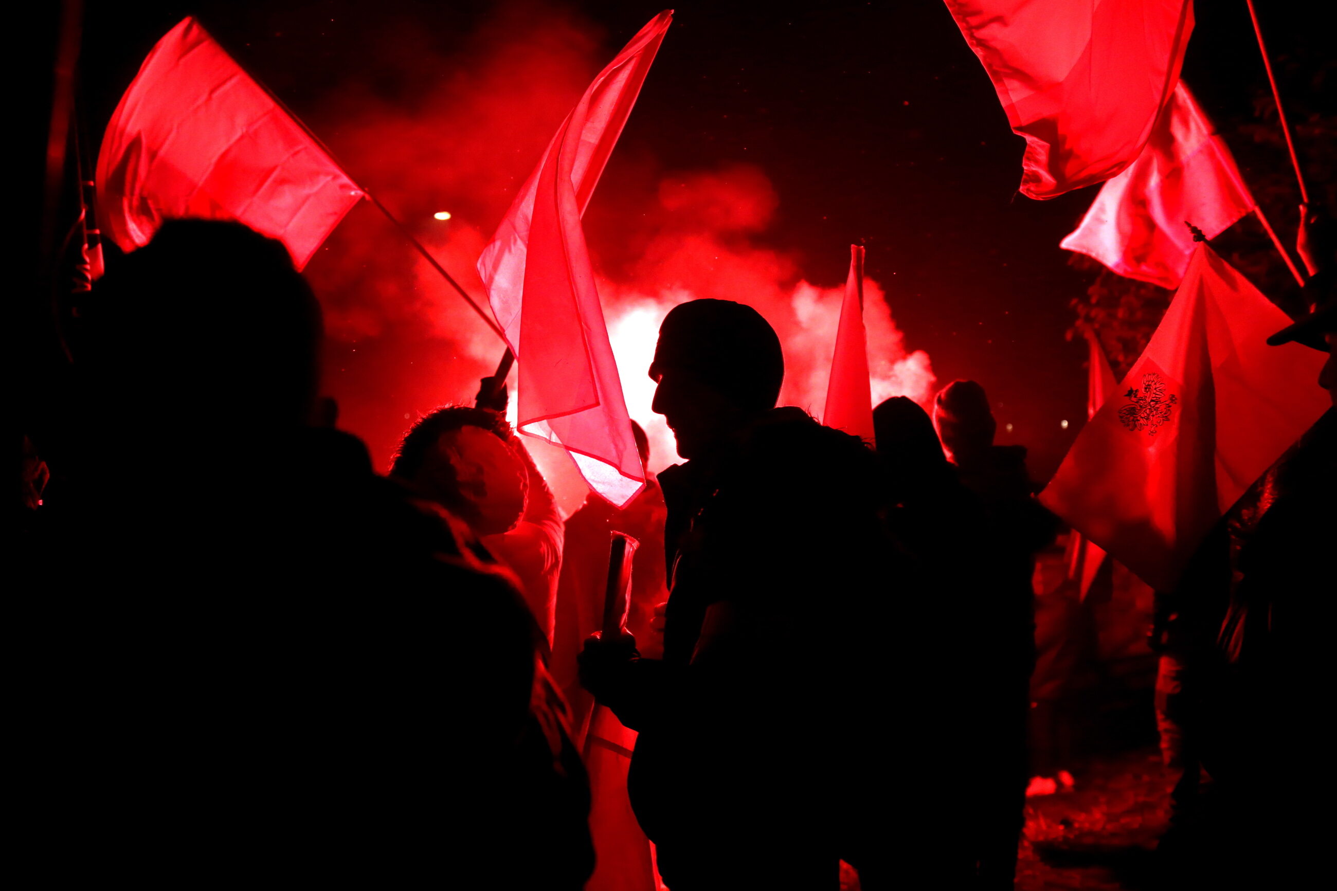 Uczestnicy Marszu Niepodległości 2016 na błoniach Stadionu Narodowego w Warszawie