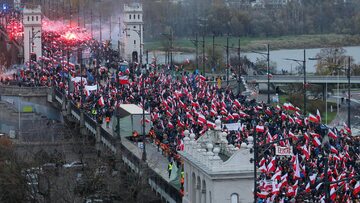 Uczestnicy Marszu Niepodległości 2022 na moście Poniatowskiego w Warszawie.