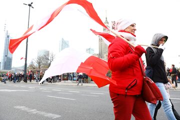 Uczestnicy Marszu Niepodległości na rondzie Dmowskiego w Warszawie.