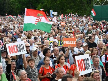 Uczestnicy marszu pokoju w Budapeszcie