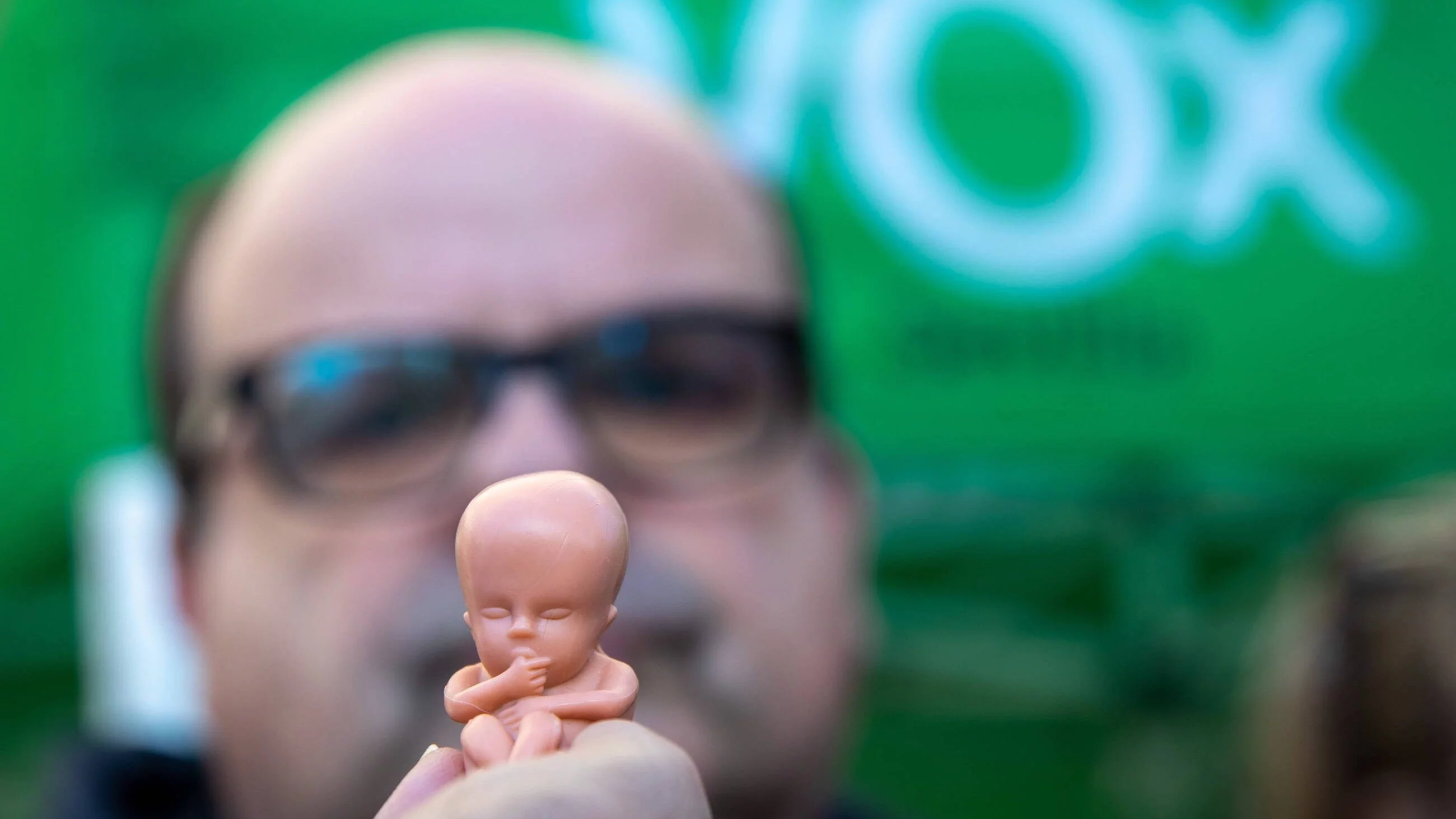 Uczestnik demonstracji przeciwko aborcji trzyma miniaturową zabawkę imitującą ludzki płód