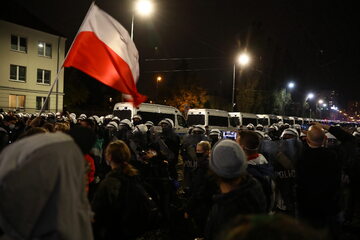 Uczestnicy protestu pod domem prezesa PiS Jarosława Kaczyńskiego na warszawskim Żoliborzu.