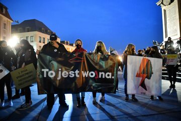 Uczestnicy protestu pod hasłem "Na Warszawę!" na Placu Zamkowym w Warszawie