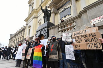 Uczestnicy protestu przeciwko zaostrzeniu prawa aborcyjnego przed kościołem Świętego Krzyża w Warszawie