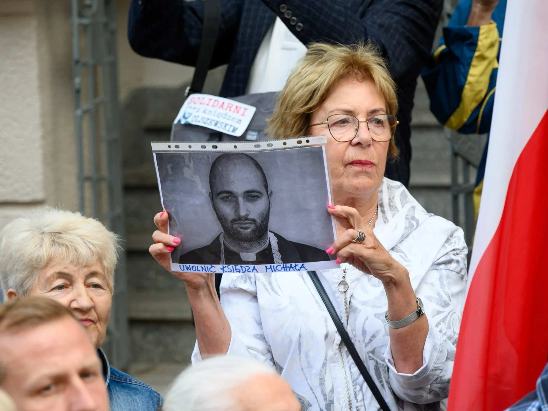 Uczestnicy protestu w obronie księdza Michała Olszewskiego