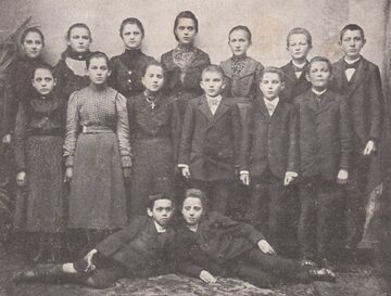 Uczestnicy strajku dzieci wrzesińskich, u góry pośrodku Bronisława Śmidowicz.