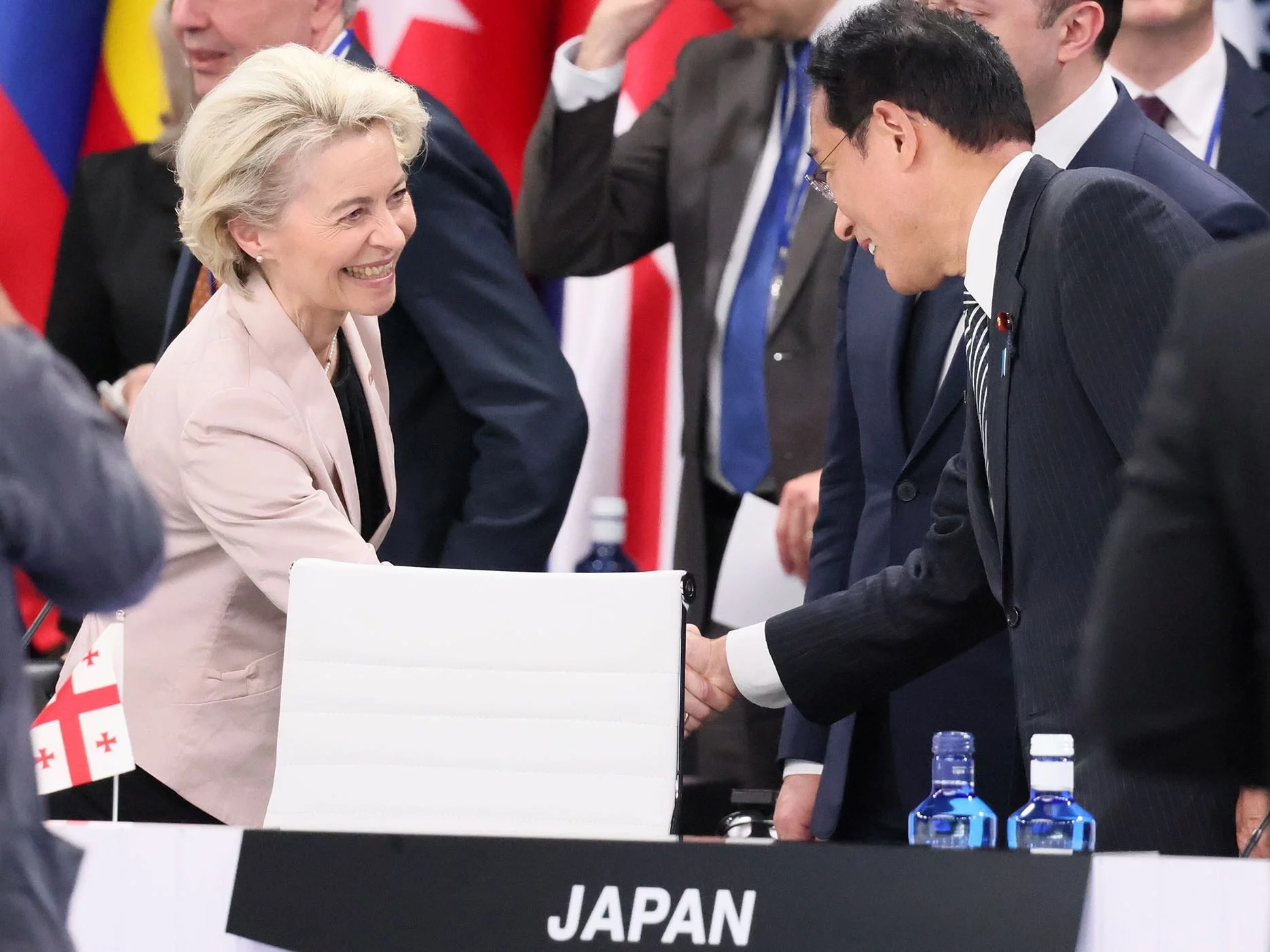 Przewodnicząca Komisji Europejskiej Ursula von der Leyen i premier Japonii Fumio Kishida na szczycie NATO w Madrycie