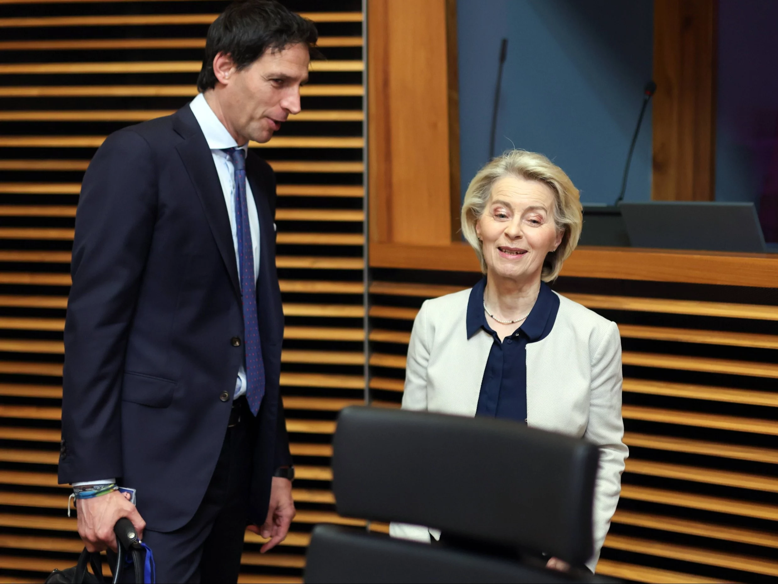 Holender Wopke Hoekstra – komisarz UE ds. polityki klimatycznej i norm emisji CO₂ i przewodnicząca KE, niemiecka polityk Ursula von der Leyen