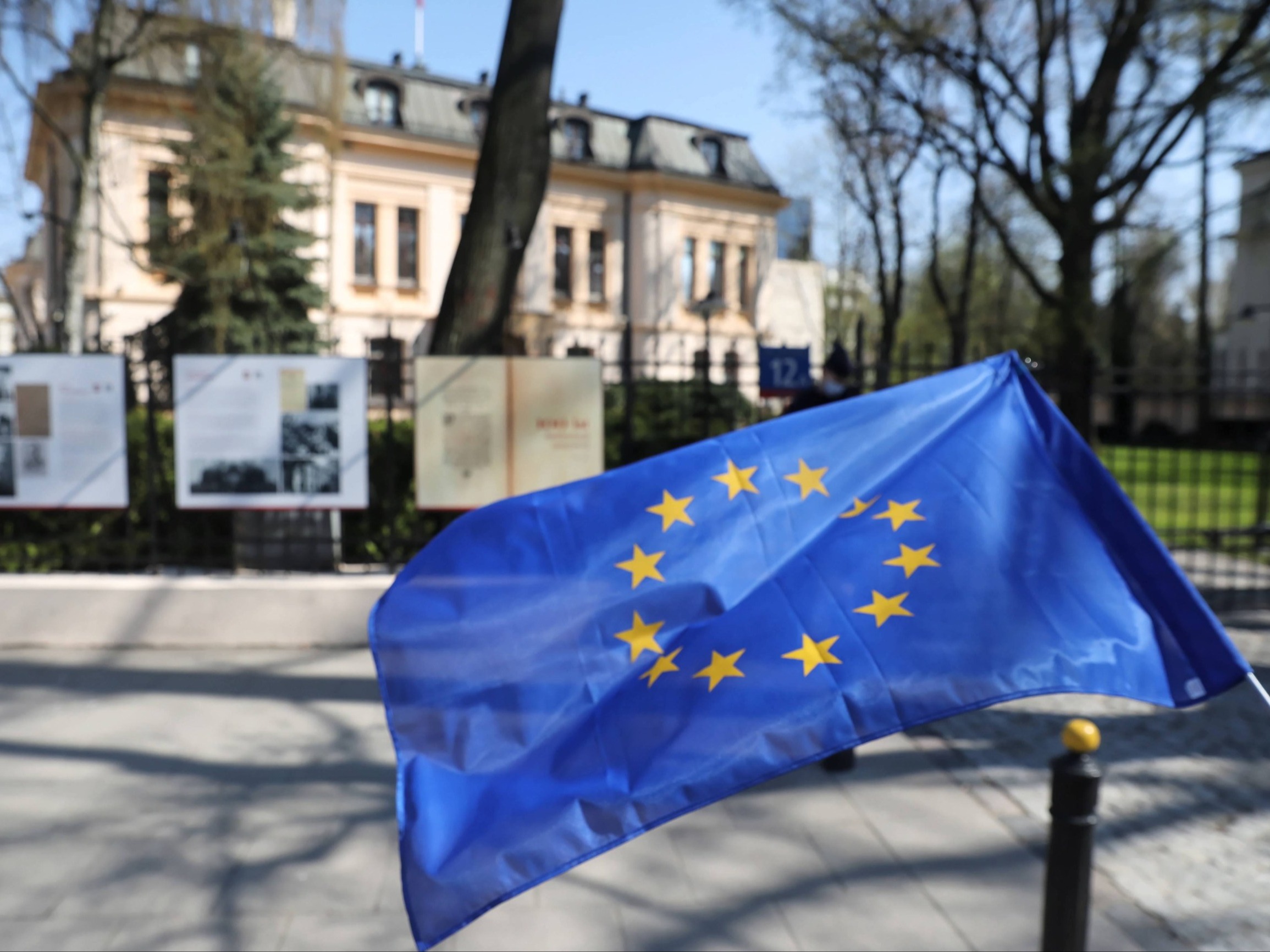 "UE właśnie zakazała Polsce powoływania się na Konstytucję". Burza po wyroku TSUE