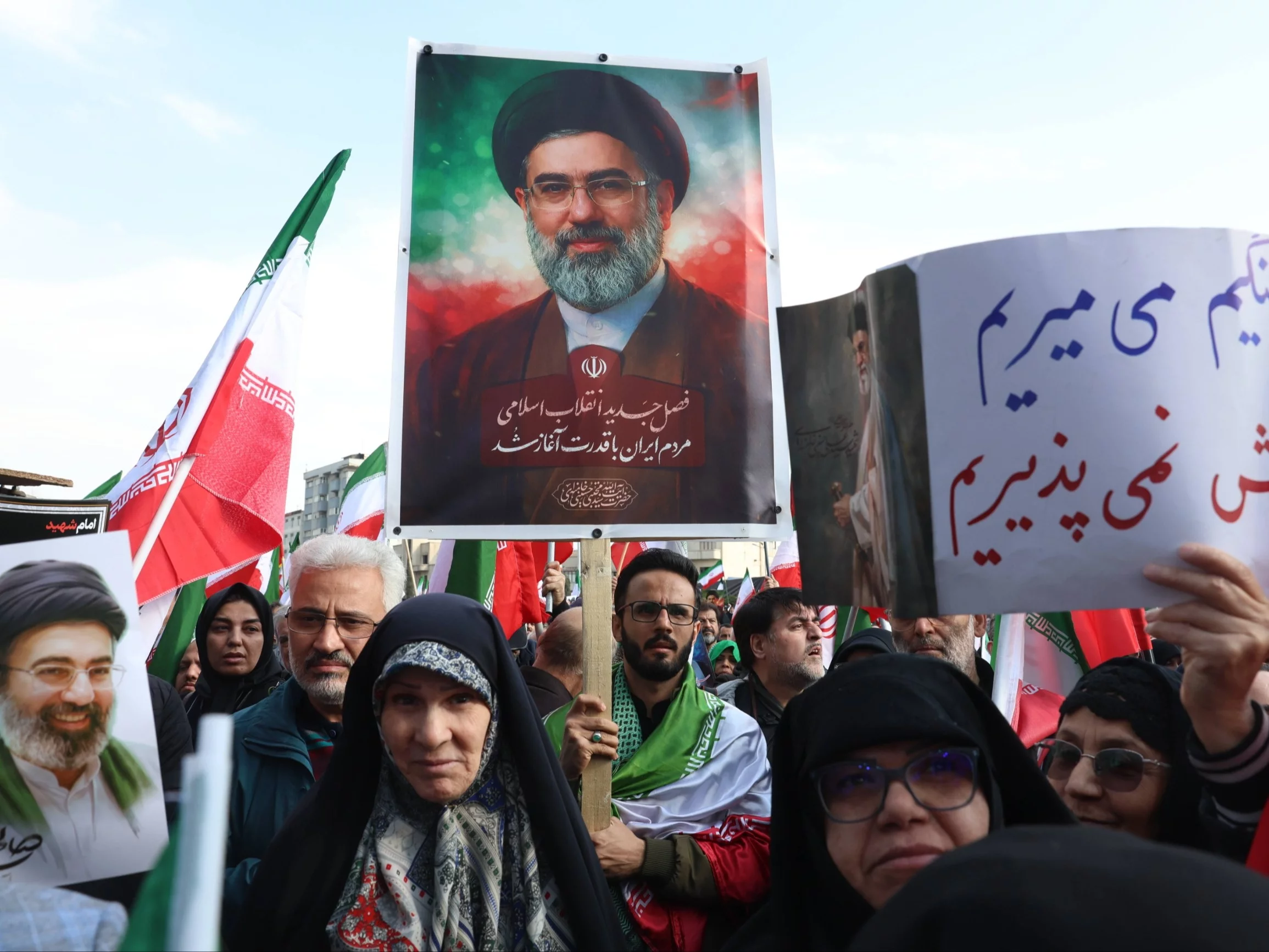 Irańczycy trzymają portret nowego najwyższego przywódcy Modżtaby Chameneiego