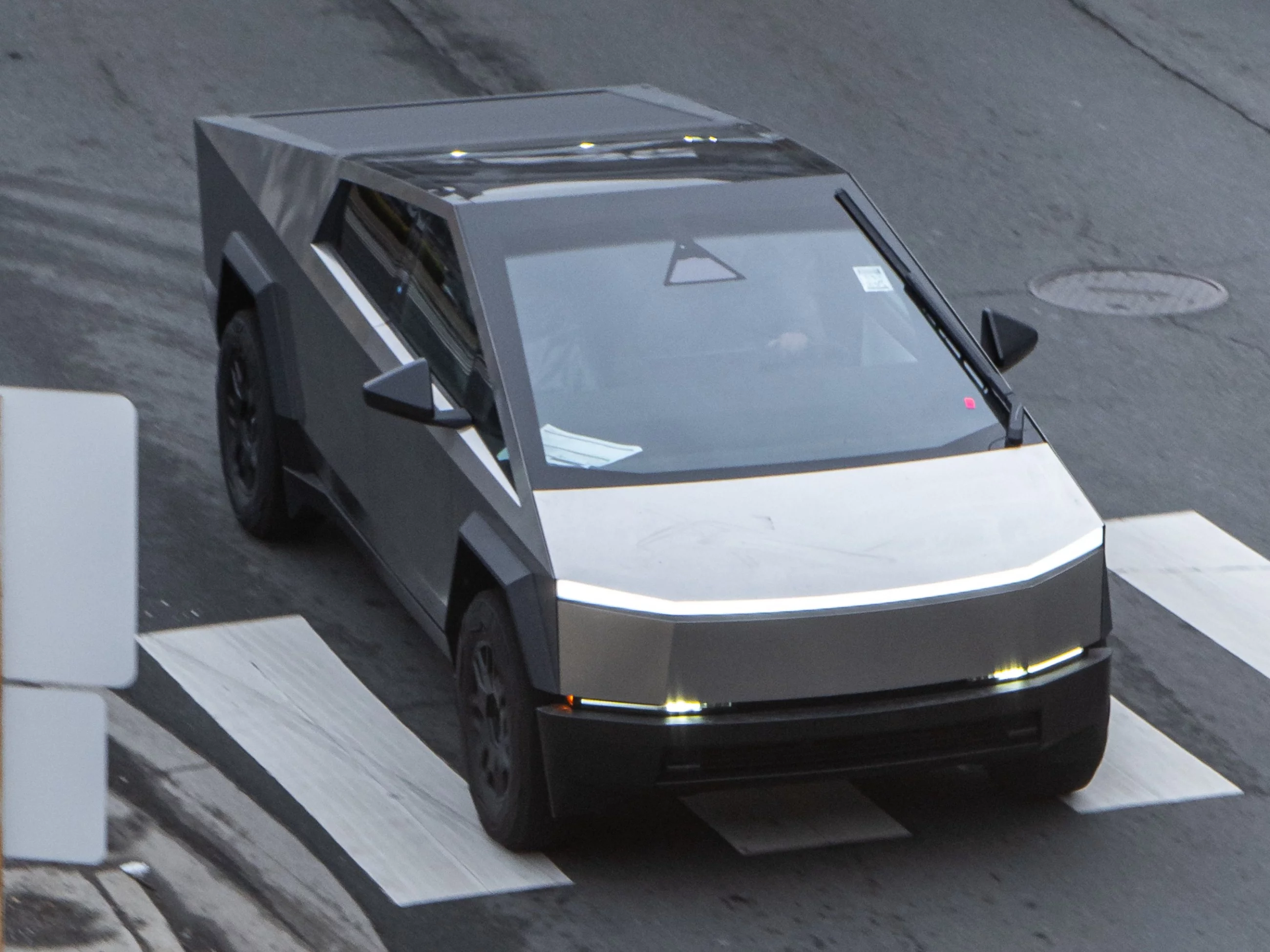 Tesla Cybertruck na ulicy w Waszyngtonie