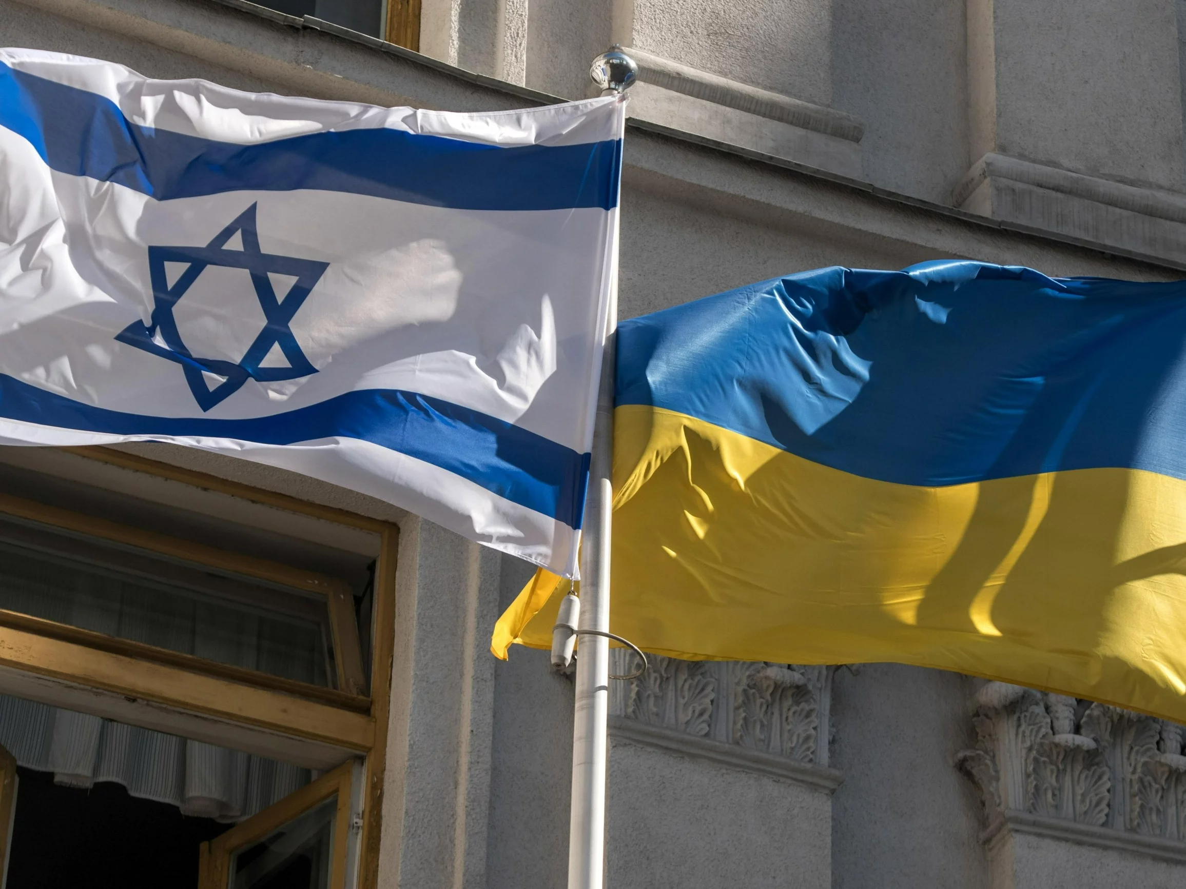 Flagi Izraela i Ukrainy przed siedzibą MSZ w Kijowie