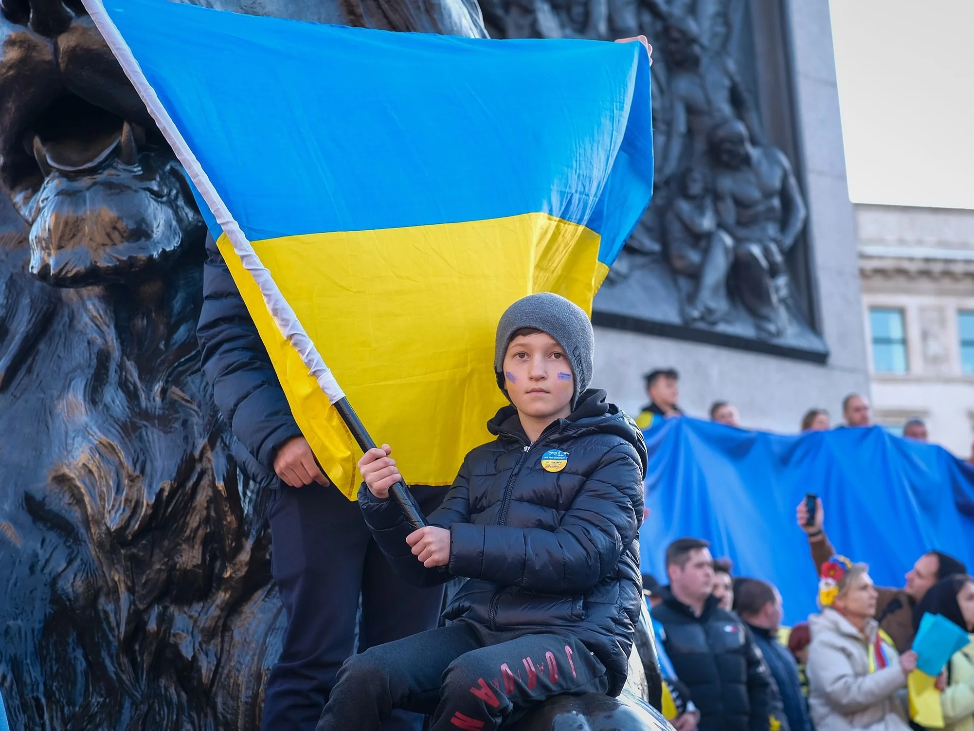 Dziecko trzyma flagę Ukrainy