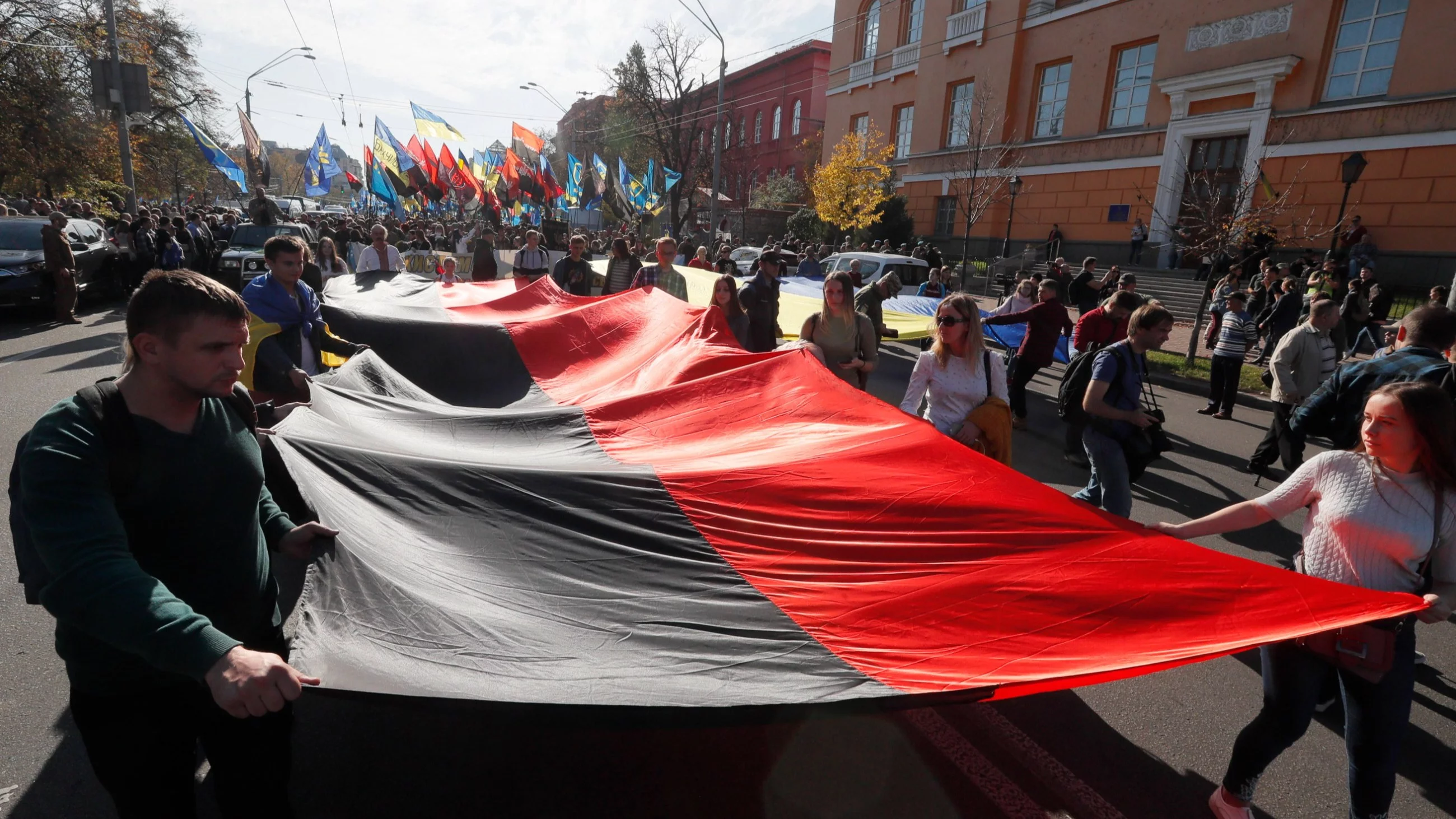 Ukraińcy maszerują w Kijowie z banderowską flagą