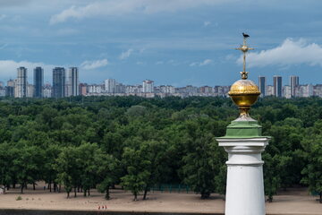 Ukraina. Panorama osiedli mieszkaniowych widziana z centrum Kijowa.