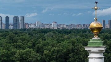 Ukraina. Panorama osiedli mieszkaniowych widziana z centrum Kijowa.