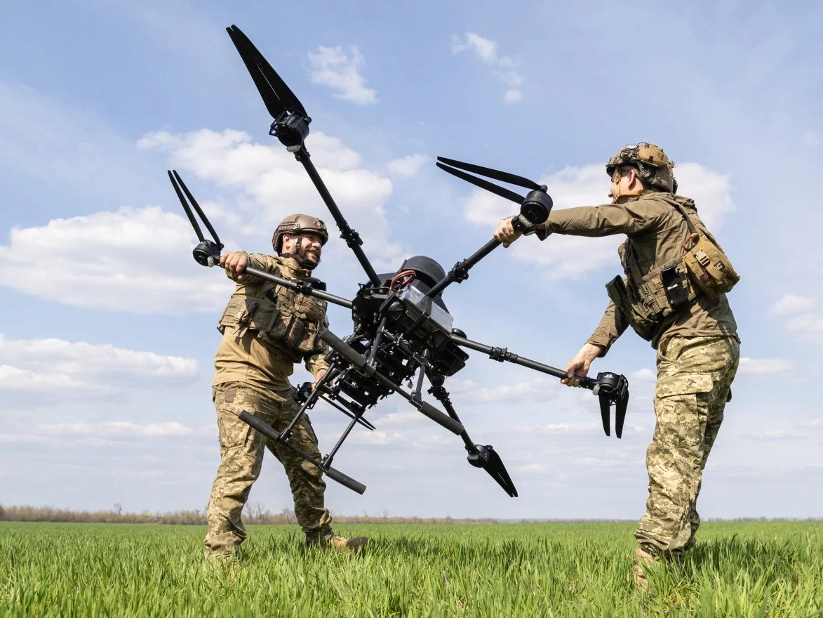 Ukraińscy żołnierze z dronem