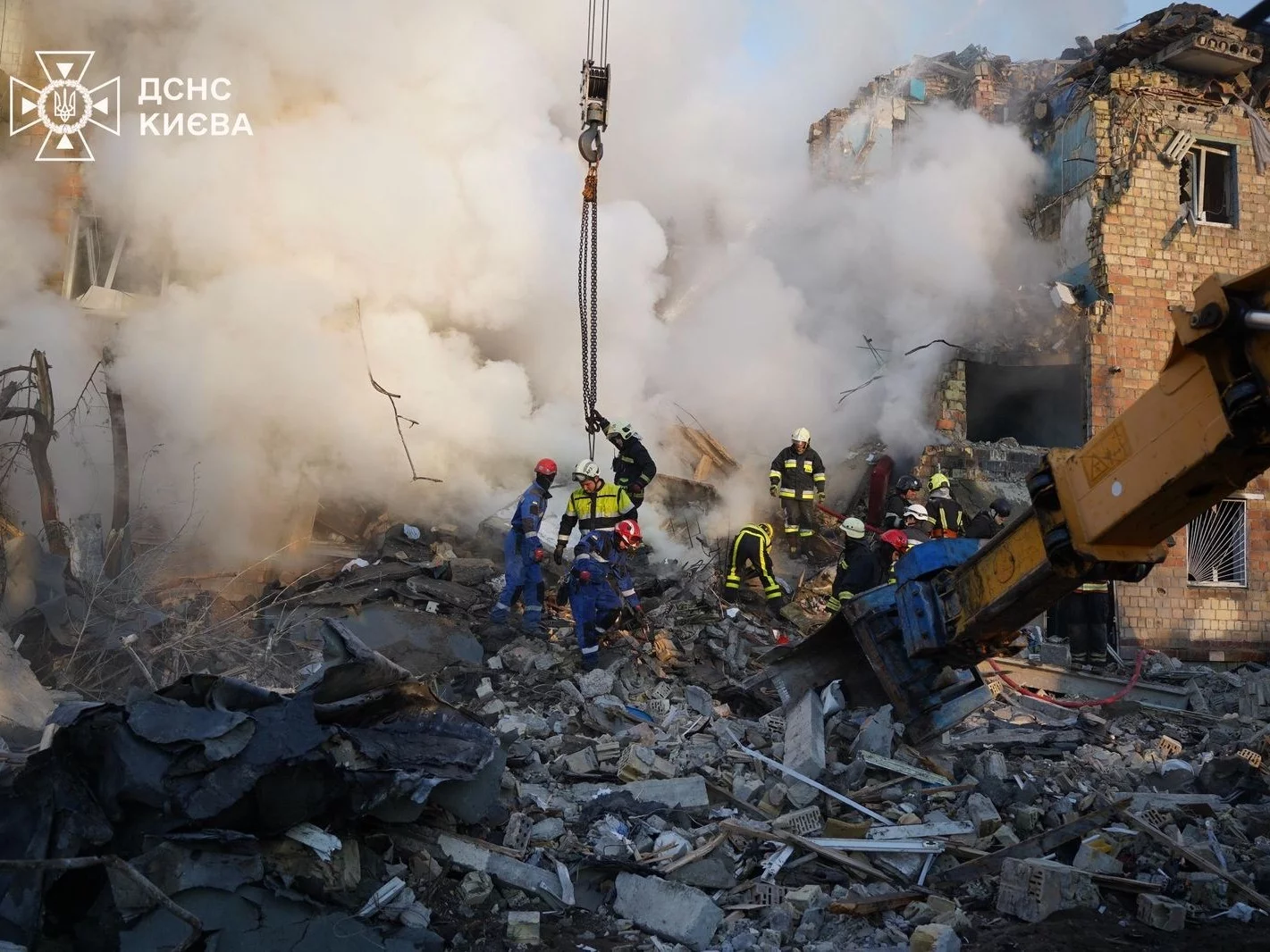 Rośnie liczba ofiar potężnego ataku na Kijów. "Rakiety Putina uszkodziły budynek UE"