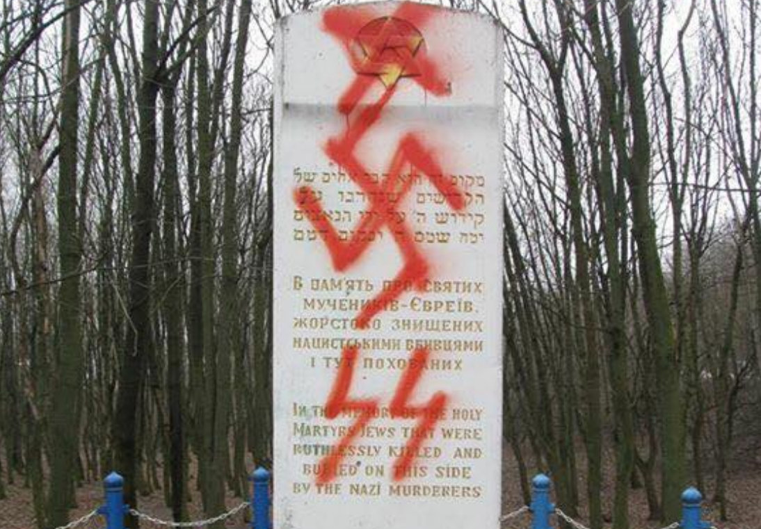 Zdewastowany pomnik na Ukrainie