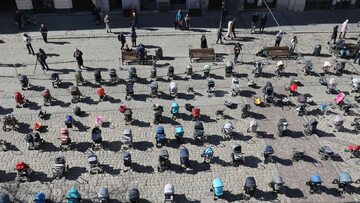 Ukraińcy wystawili 109 wózków dziecięcych upamiętniających śmierć dzieci w trakcie rosyjskiej inwazji