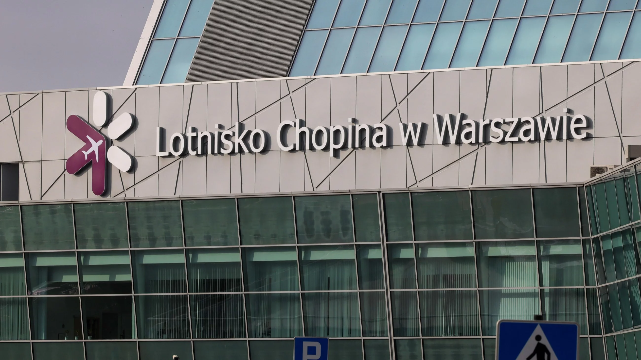 Ukrainka chciała lecieć z Okęcia z napisem "bomba" na czole