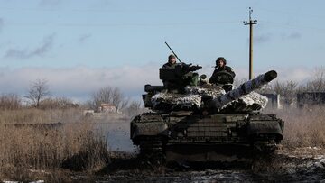 Ukraińscy czołgiści na pozycjach frontowych