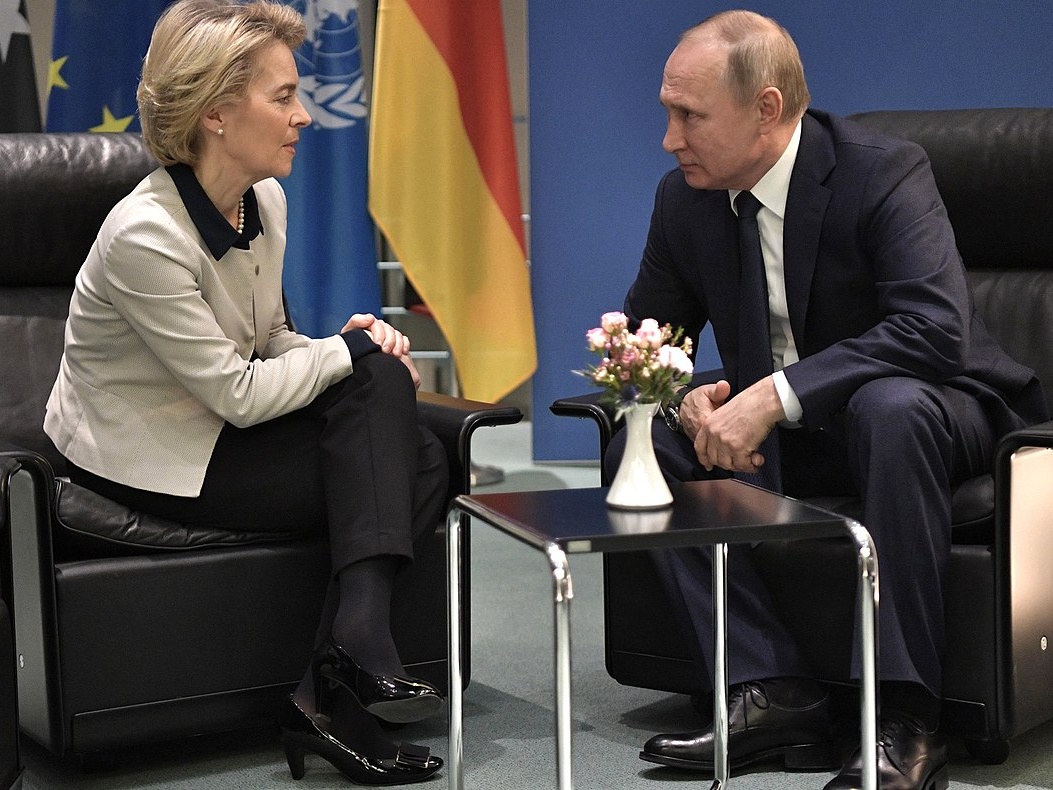 Przewodnicząca KE Ursula von der Leyen i prezydent Rosji Władimir Putin