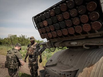 Ukraińscy żołnierze obsługujący wyrzutnię Grad