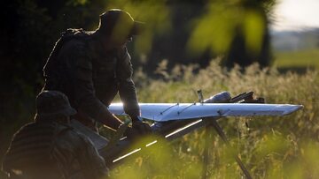 Ukraińscy żołnierze z dronem podczas wojny z Rosją