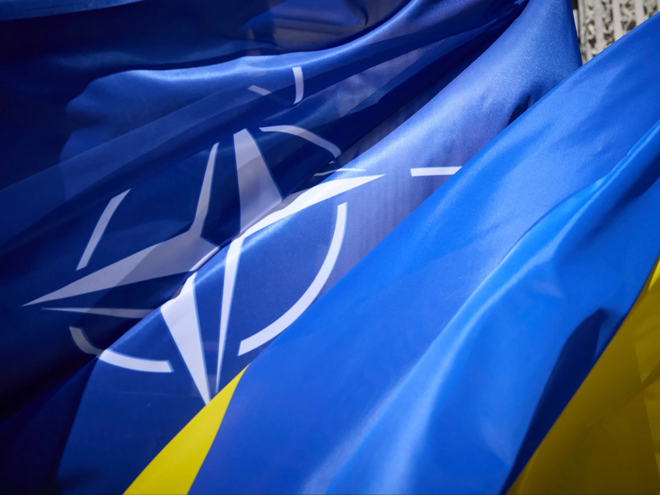 Flagi NATO i Ukrainy