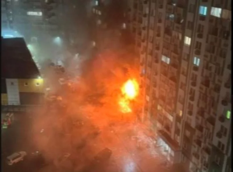 Ukraiński dron uderzył w blok w Twerze