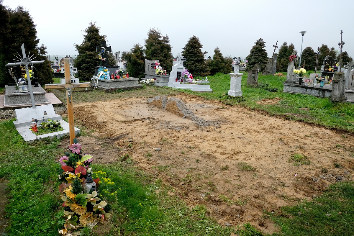 Pozostałość po zdemontowanym pomniku ku czci bojowników Ukraińskiej Powstańczej Armii na cmentarzu gminnym w Hruszowicach