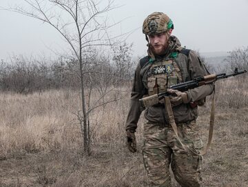 Ukraiński żołnierz podczas walk o Bachmut
