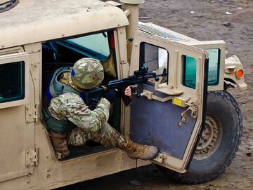 Ukraiński żołnierz w amerykańskim pojeździe terenowym Humvee