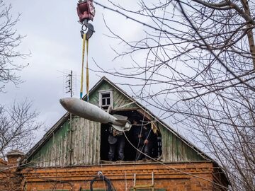Ukraińskie służby podczas usuwania niewybuchy rosyjskiej bomby FAB-500 w obwodzie donieckim