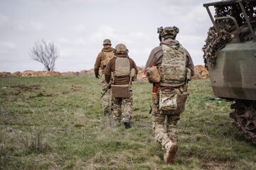 Ukraińskie wojsko prowadzi szkolenie piechoty na poligonie w Donbasie