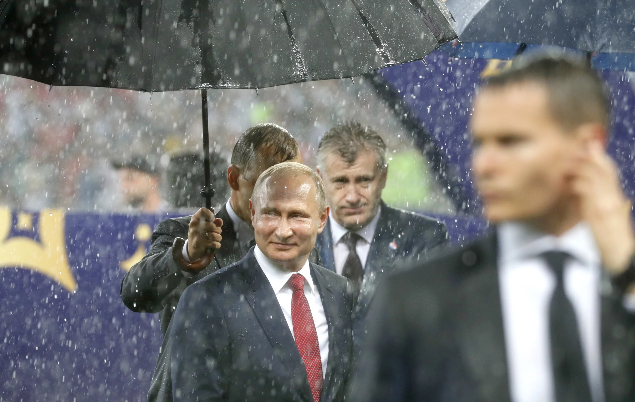 Władimir Putin pod parasolem