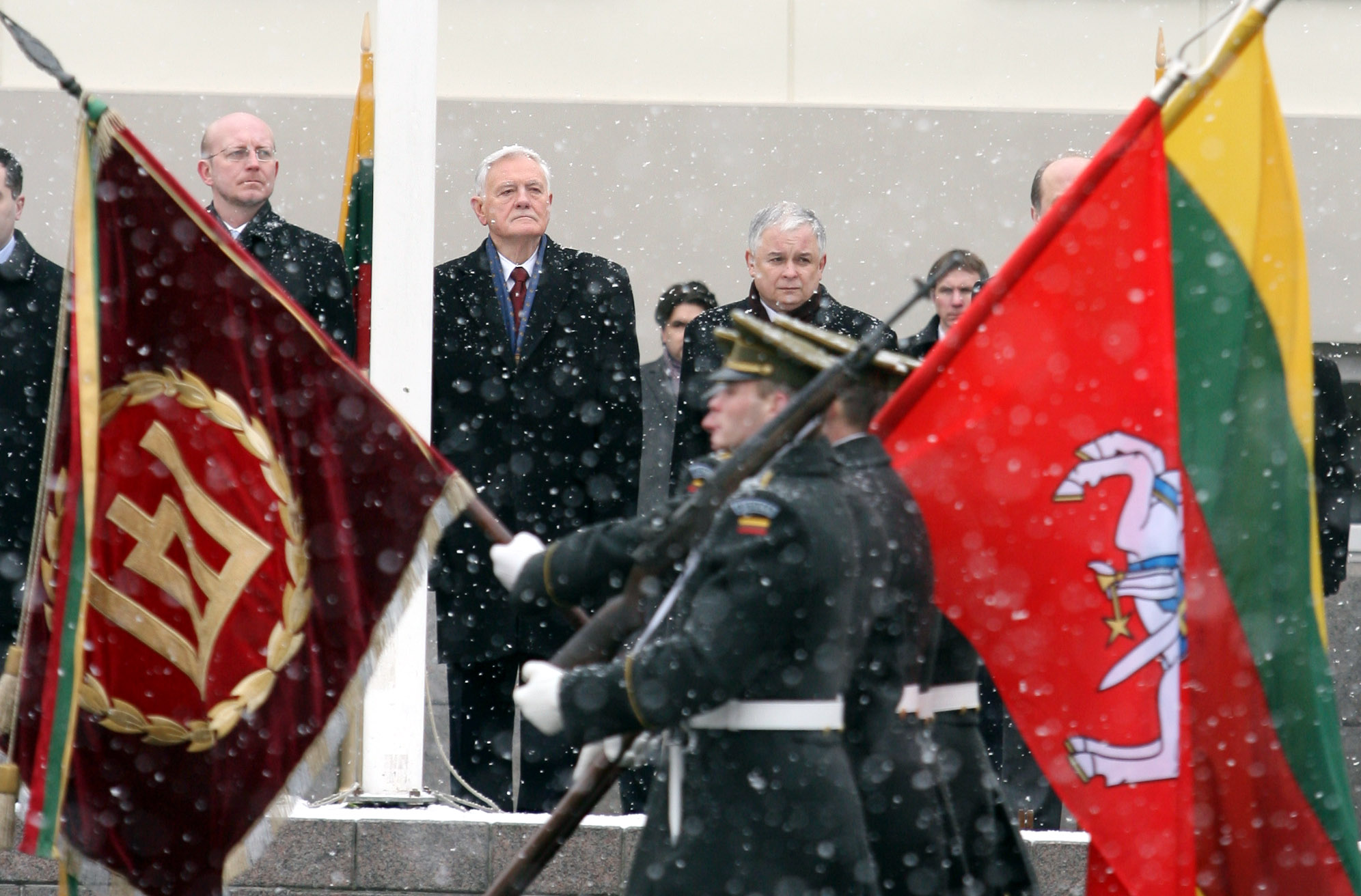 Rok 2009. Prezydent Lech Kaczyński i prezydent Litwy Valdas Adamkus uczestniczą w obchodach 91. rocznicy odrodzenia Litwy w Wilnie