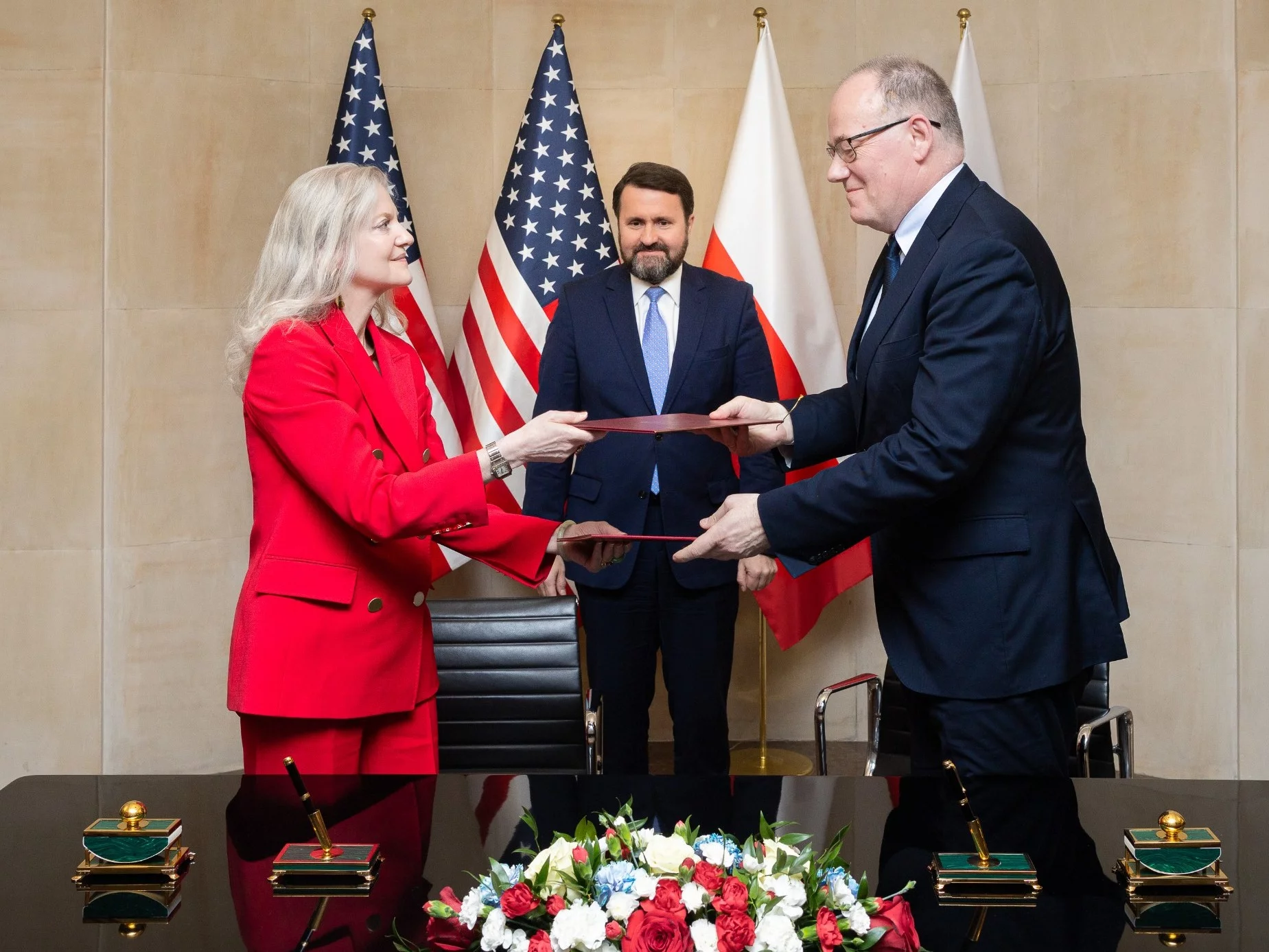 Podsekretarz stanu USA Allison Hooker i wiceminister klimatu i środowiska Krzysztof Galos. W środku wiceszef MSZ Robert Kupiecki