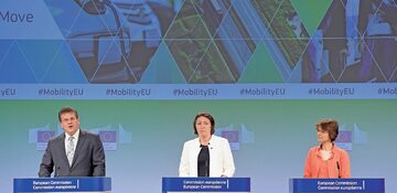Unijna komisarz ds. transportu, Słowenka Violeta Bulc (w środku), zapowiada wprowadzenie pakietu drogowego; Bruksela, 31 maja 2017 r.