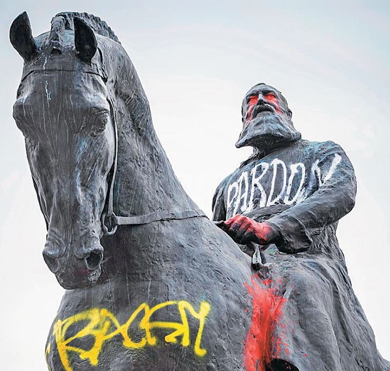 Pomazany farbą pomnik Leopolda II w Brukseli