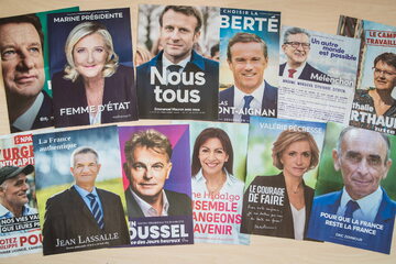 Uprawnionych do głosowania jest koło 48,7 mln Francuzów. W wyborach startuje 12 kandydatów.