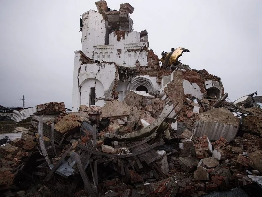 Inwazja Rosji na Ukrainę. Ruiny klasztoru św. Jerzego w zrujnowanej wsi Dolina.