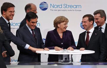 Uroczyste oddanie do użytku Gazociągu Północnego z udziałem Rosyjskiego prezydenta Dmitrija Miedwiediewa, kanclerz Niemiec Angelą Merkel, premierami Francji Francois Fillonem i Holandii Markiem Rutte oraz szefami Gazpromu.