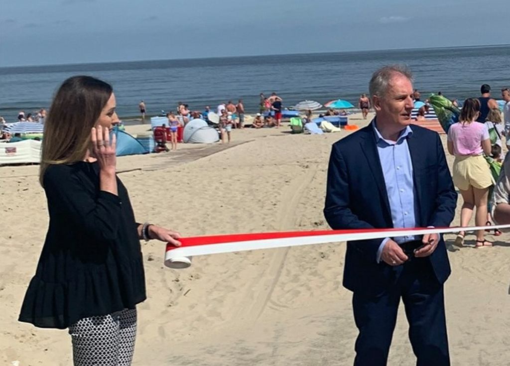 Przecięcie wstęgi na plaży w Jantarze