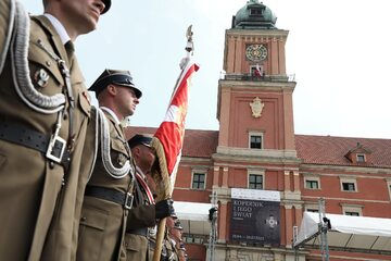Uroczystość podniesienia flagi państwowej na Wieży Zegarowej Zamku Królewskiego w Warszawie