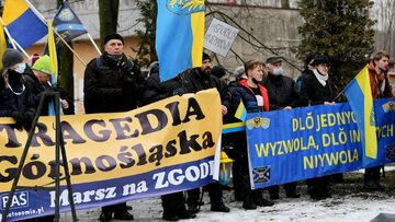 Uroczystości na zakończenie „Marszu na Zgodę” przed bramą byłego obozu Zgoda w Świętochłowicach