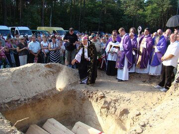 Uroczysty pogrzeb szczątków wydobytych w 2011 roku w Ostrówkach i Woli Ostrowieckiej