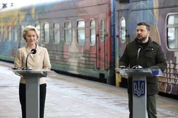 Ursula von der Leyen i Wołodymyr Zełenski podczas konferencji prasowej w Kijowie